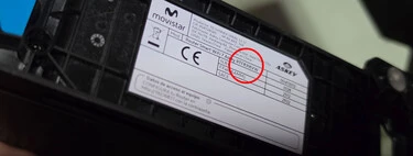 Dos vecinos con Movistar pueden tener routers WiFi 7 distintos. Una pegatina te dice si te tocó el bueno