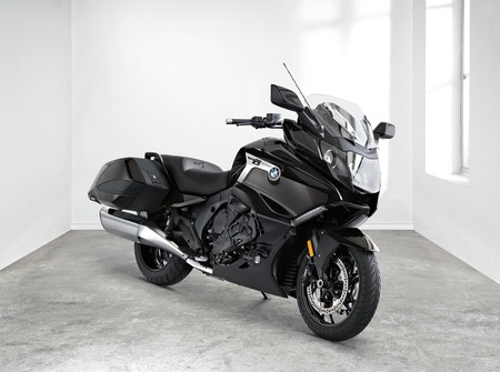 Baja, agresiva y muy americana, así es la nueva BMW K 1600 B que quiere conquistar EE.UU.