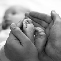 ¿Por qué algunos bebés tienen las manos y los pies fríos y azulados?