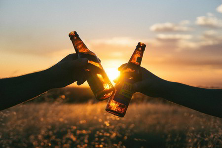 ¿Celebrando? Evita la molesta resaca en estas fiestas con cuatro sencillos tips