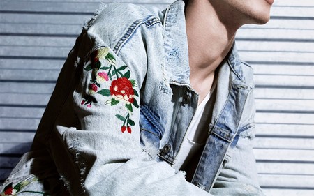 Ya no saben qué hacer con los vaqueros: los bordados son la nueva tendencia en Zara
