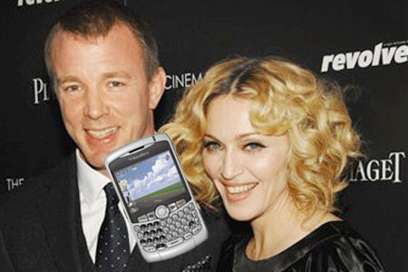 Madonna duerme con otra, su Blackberry