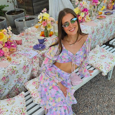 Las sandalias color burdeos que podemos llevar con vaqueros y con looks de invitada: parecen de lujo, pero son de Lefties