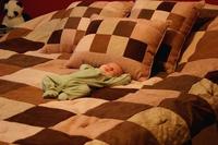 Bebés y niños que duermen con la luz encendida, ¿más riesgo de miopía?