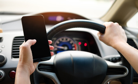 Guerra al móvil en el coche: ya hay quien propone que el culpable de un choque por distracción pague los daños
