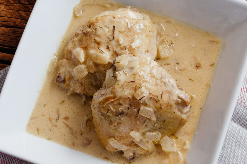 Pollo con cerveza y mostaza. Receta de carne blanca