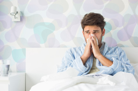 Dormir menos de seis horas al día aumenta el riesgo de resfriado