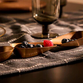 Elegantes y minimalistas: el set de cuencos en dorado que elevarán el momento del picoteo con amigos o familia