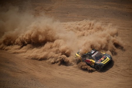 Sébastien Loeb planta cara a los Toyota y MINI con un Peugeot 3008 DKR de hace dos años