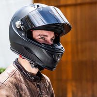 Este casco de moto inteligente quiere "proteger a los motoristas de los coches autónomos de Domino's Pizza"