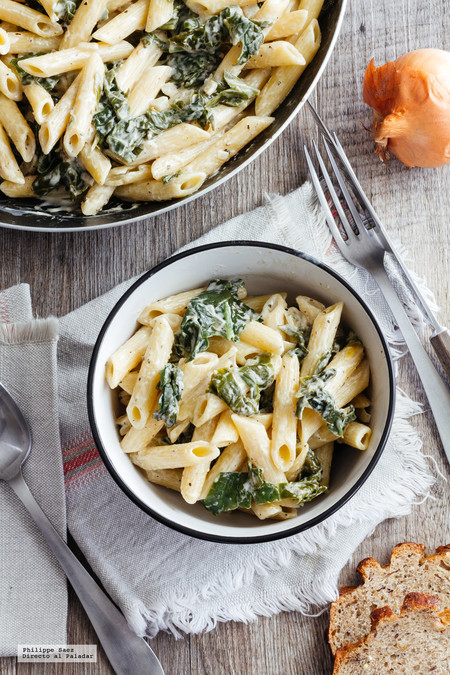 Penne rigate cremosa con espinacas. Receta de pasta