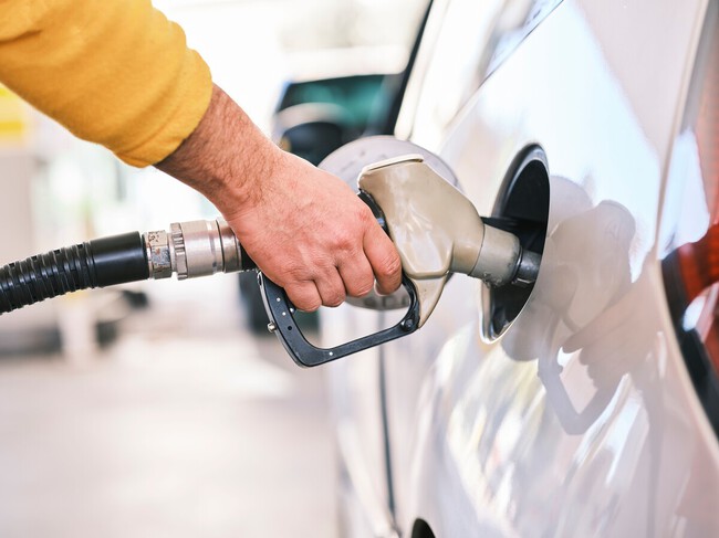 El Gobierno recupera el descuento de 20 céntimos en gasolina y diésel y limita al 15% la subida del gas TUR