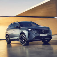 El Renault Espace tiene un nuevo peor enemigo: el nuevo Peugeot 5008 viene con hambre, siete plazas y etiquetas ECO y CERO