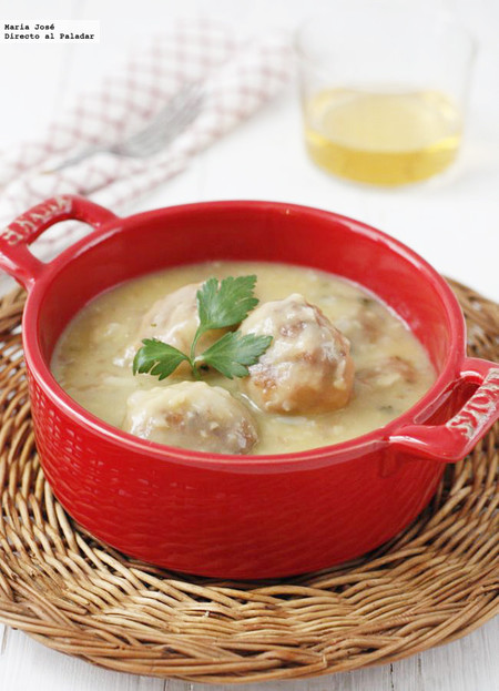 Albóndigas de merluza en salsa de vino blanco. Receta