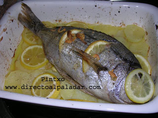 Receta de Besugo al horno sobre una cama de patatas