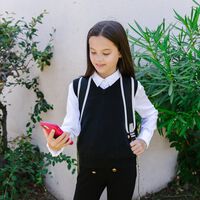 Nos preocupamos por el peso de la mochila, pero ignoramos lo que más está afectando la postura de los niños: los móviles 