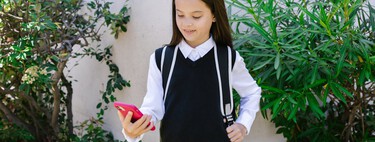 Nos preocupamos por el peso de la mochila, pero ignoramos lo que más está afectando la postura de los niños: los móviles 