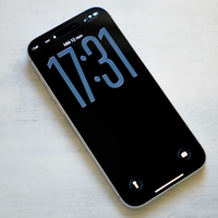El gesto más sencillo para ahorrar batería en tu iPhone es cambiar el fondo de pantalla, aunque no vale uno cualquiera 