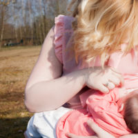 Se acercó a pedirle que amamantara en otro sitio porque distraía a su marido y la roció con leche materna