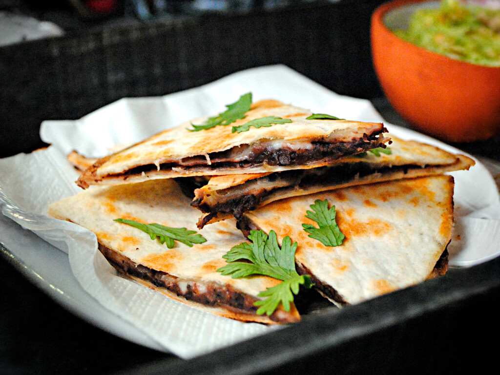 Quesadillas de frijoles refritos y queso fundente: receta fácil para cenar de picoteo