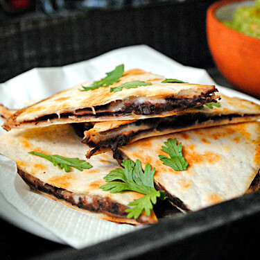 Quesadillas de frijoles refritos y queso fundente: receta fácil para cenar de picoteo