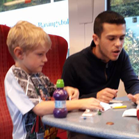 El amable gesto de un extraño, al ayudar a una madre que intentaba tranquilizar a su hijo con autismo y TDAH