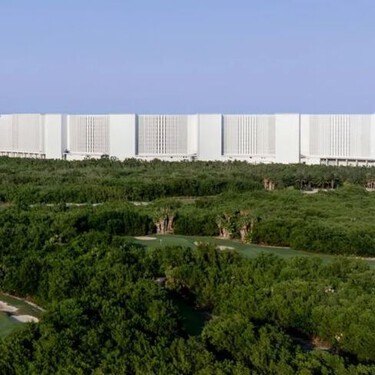 En Cancún existe una estructura blanca gigante que está causando revuelo: esto es lo que hay detrás de esos bloques