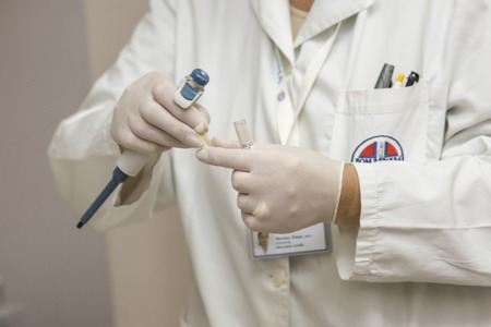 Cómo el marketing farmacéutico influye en la práctica de los futuros médicos