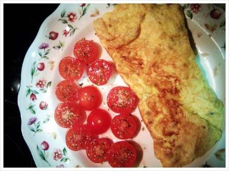 Cenas saludables para niños: tortilla francesa de cebolla y atún con tomatitos cherry al orégano