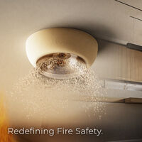 Han inventado un extintor de incendios que funciona con polvo volcánico. Promete evitar los daños por agua y ser económico 