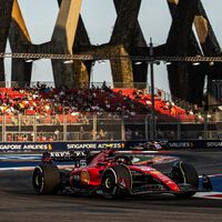 Carlos Sainz lidera la revuelta de Ferrari, Fernando Alonso les acecha y los Red Bull sufren en Singapur