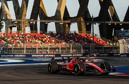 Carlos Sainz lidera la revuelta de Ferrari, Fernando Alonso les acecha y los Red Bull sufren en Singapur