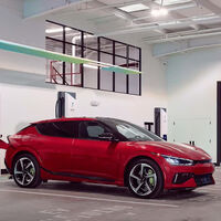 Este es el ejemplo perfecto de cómo deberían ser los cargadores para coches eléctricos: cubiertos, con wi-fi, baños y cafetería 24 horas