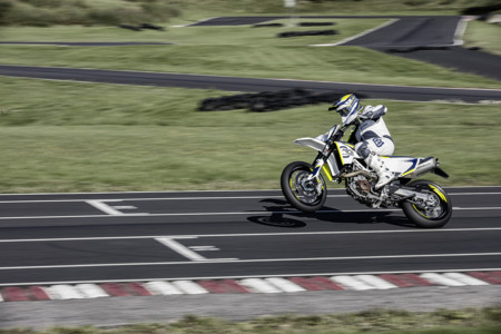 Husqvarna My17 701 Supermoto Action