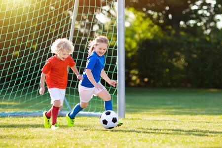 ¿Tu hijo es poco habilidoso para el deporte? Posibles causas y 11 consejos para ayudarle