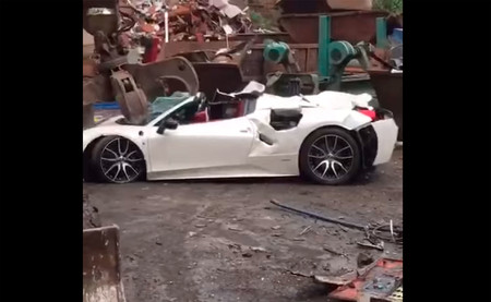 El misterioso caso del Ferrari 458 Spider destrozado por la policía británica