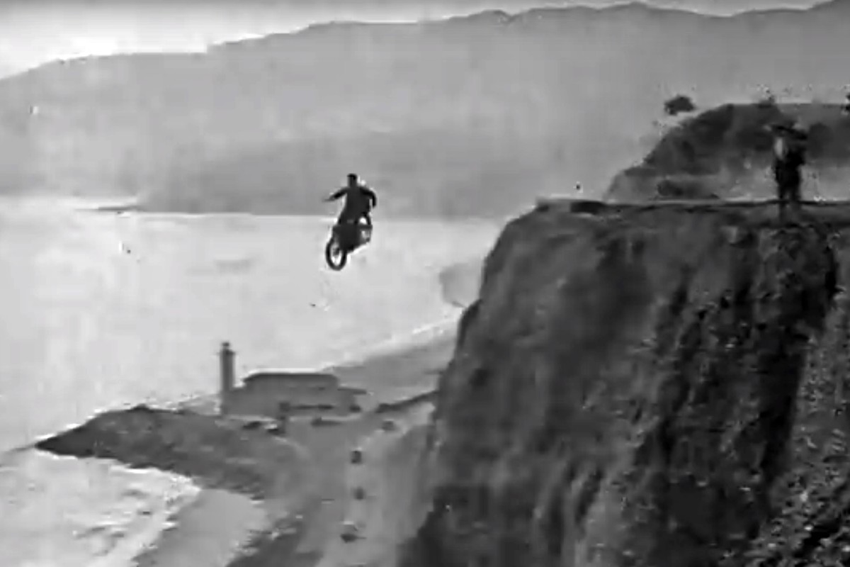 En 1927 este hombre fue el primero en tirarse en paracaídas con una moto sin matarse (pero casi)