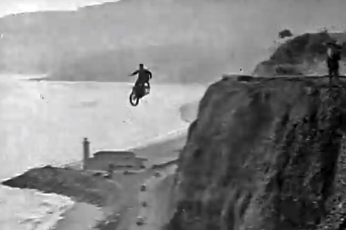 En 1927 este hombre fue el primero en tirarse en paracaídas con una moto sin matarse (pero casi)