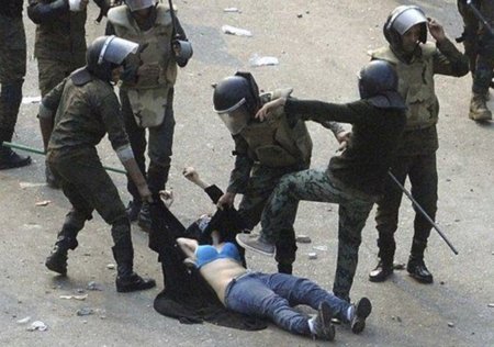Un general egipcio justifica la agresión a la manifestante egipcia que ha conmovido a la red
