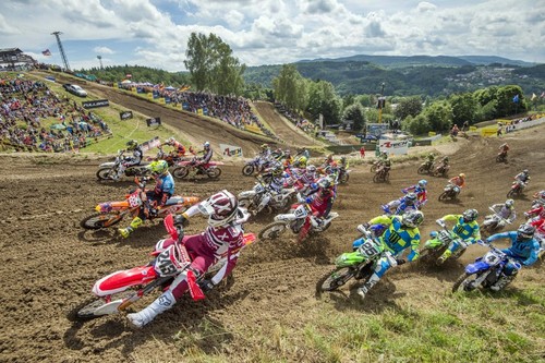 Antonio Cairoli y Pauls Jonass arrasan en MXGP y MX2 poniendo Loket (y casi el título) a sus pies 