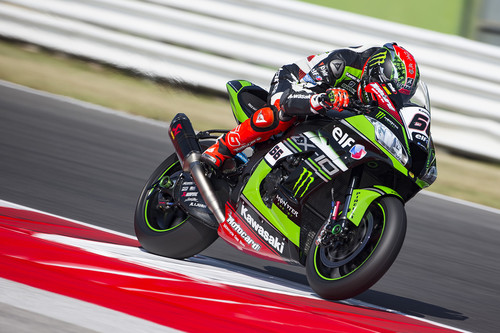 Tom Sykes pesca la victoria entre una debacle de caídas en Misano con Chaz Davies camino del hospital