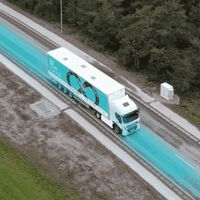 Viajar en autos eléctricos pronto dejará de ser un dolor de cabeza: ya existen carreteras que recargan tu auto mientras circulas