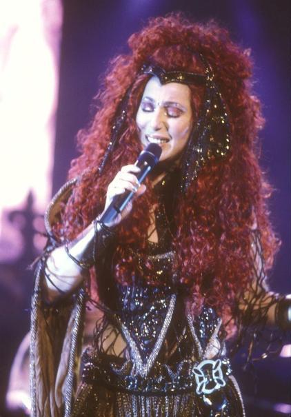 Cher se desoxida toda en su nuevo single, ¡vuelve la abuela del pop!