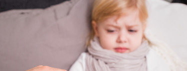 De padres que llevan a sus hijos con fiebre a clase (previamente medicados)