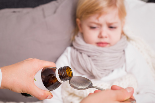 De padres que llevan a sus hijos con fiebre a clase (previamente medicados)