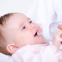 ¿Cuándo empezar a ofrecer agua a los bebés y cuánta?