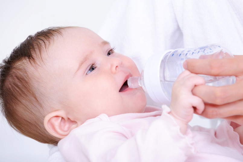 dar agua para bebe de 5 meses dar agua para bebe de 5 meses