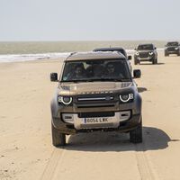 Probamos el Land Rover Defender por el parque y las playas de Doñana: fiel a sus orígenes y sin miedo a la arena 