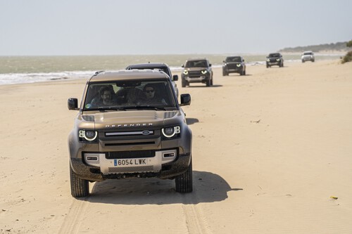 Probamos el Land Rover Defender por el parque y las playas de Doñana: fiel a sus orígenes y sin miedo a la arena
