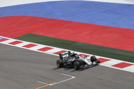 Nico Rosberg pesca una pole position en Rusia con Hamilton fuera de juego